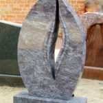 Stele mit Durchbruch und vorgesetzter Wölbung