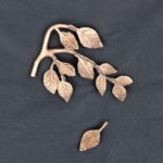 Bronzeornament Ast mit fallenden Blättern