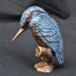 Bronzeornament Eisvogel auf Ast. Ein filigran herausgearbeiteter Vogel, der durch seine Färbung authentisch wirkt.