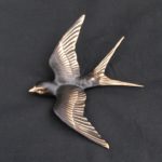Bronzeornament Schwalbe im Flug