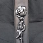 Aluminiumvase als Wandvase. Die kleine Vase wird am stehenden Grabmal angebracht.